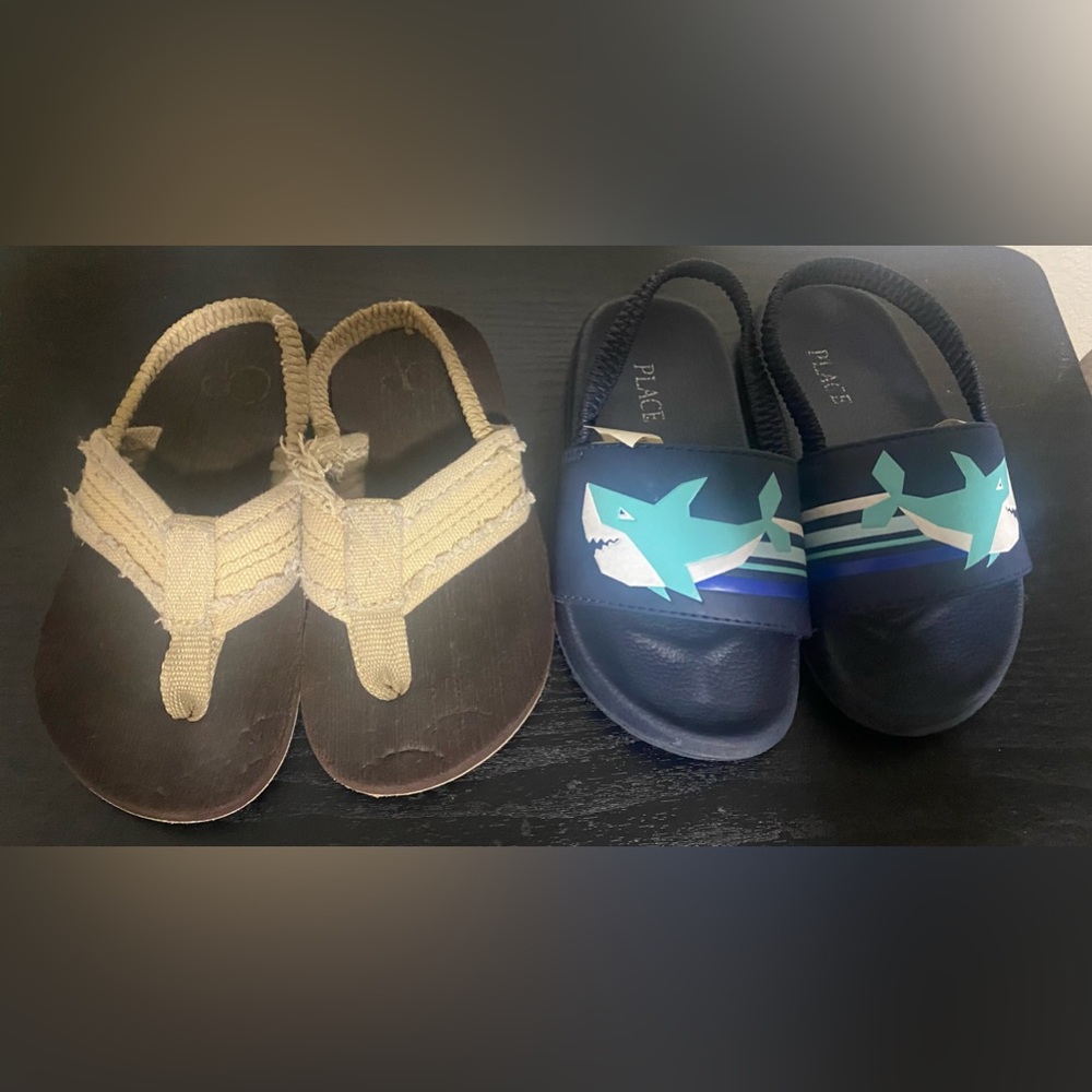 💰2/$10 Used boys Blue Shark Sandals& Tan Sandals - slip ons -size 9/10